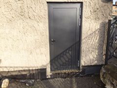 Stahltür in dunkelgrau